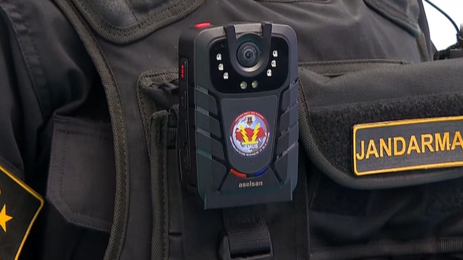 2025 Senesinde Türkiye’deki Tüm Polislere Yaka Kamerası Takılacak 3 2025 senesinde Türkiye’deki tüm polislere yaka kamerası takılacağı dün akşam İçişleri Bakanı Ali Yerlikaya tarafından açıklandı.