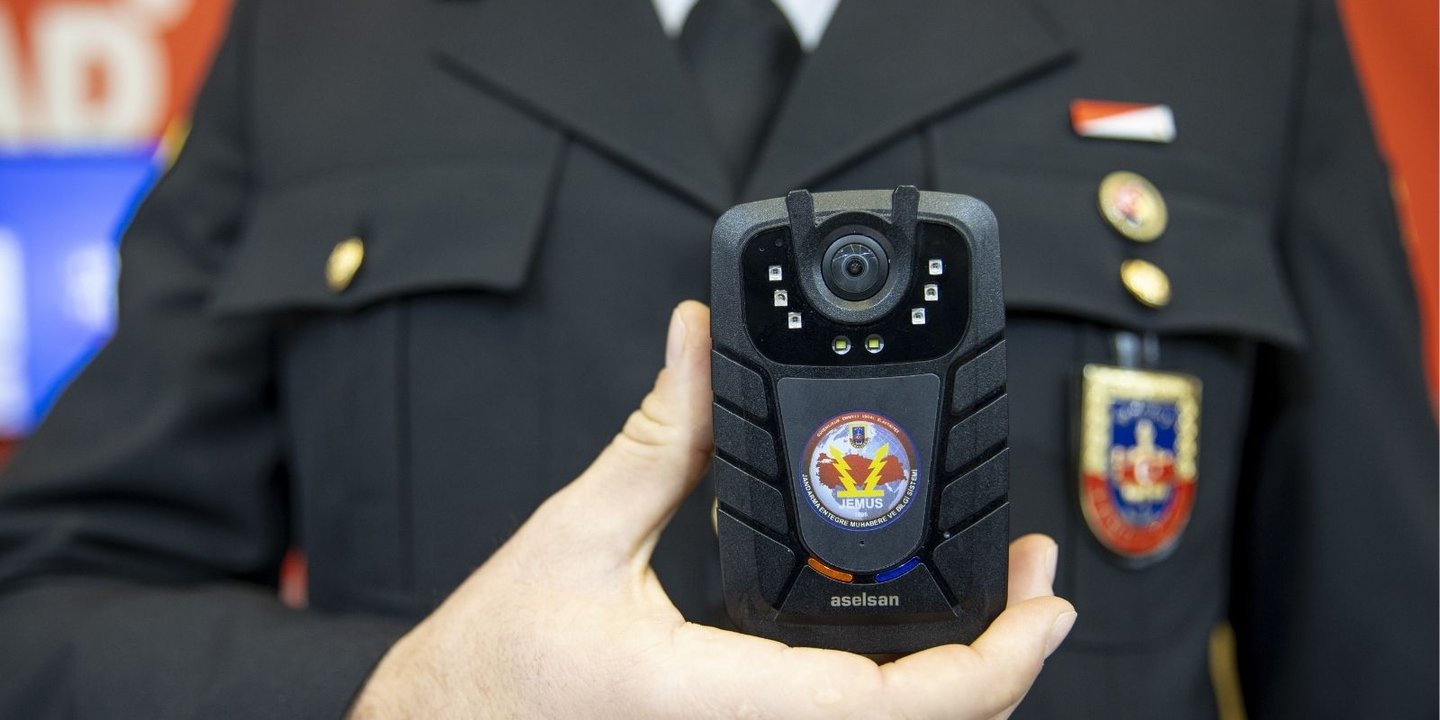 2025 Senesinde Türkiye’deki Tüm Polislere Yaka Kamerası Takılacak 1 2025 senesinde Türkiye’deki tüm polislere yaka kamerası takılacağı dün akşam İçişleri Bakanı Ali Yerlikaya tarafından açıklandı.