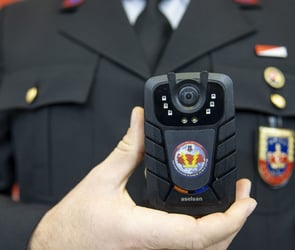 2025 senesinde Türkiye’deki tüm polislere yaka kamerası takılacağı dün akşam İçişleri Bakanı Ali Yerlikaya tarafından açıklandı.