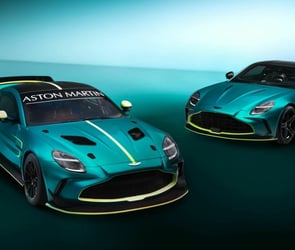 Dünyanın en özel bazı otomobil modellerine imza atan Aston Martin, gelen bilgilere göre ilk elektrikli aracını bir süre ertelemiş olacak. 