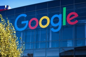 Şimdilerde ise Google, hesap giriş sayfasındaki “daha modern görünüm ve hissiyatı” olarak tanımladığı yeni tasarımını sergiliyor.