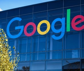 Şimdilerde ise Google, hesap giriş sayfasındaki “daha modern görünüm ve hissiyatı” olarak tanımladığı yeni tasarımını sergiliyor.