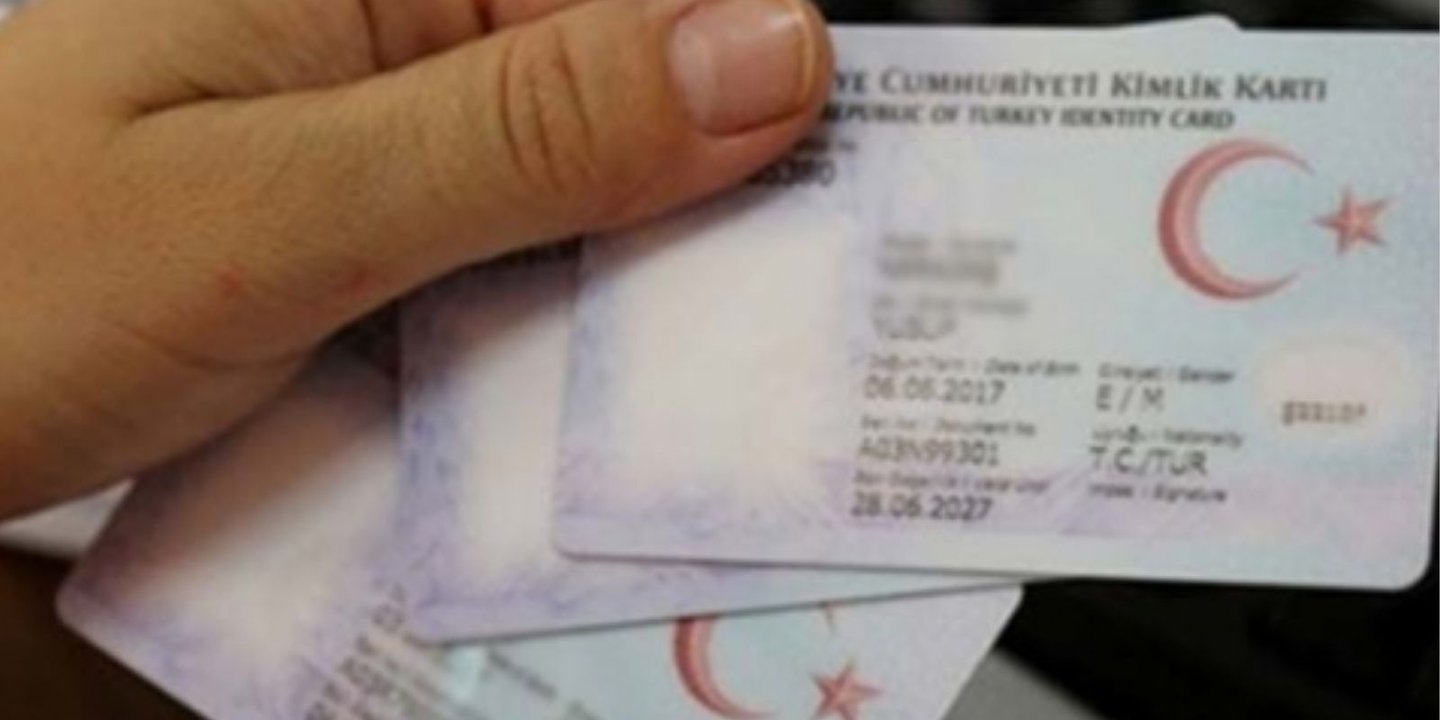 Dolandırıcıların yeni yöntemi: Yapay zeka ile kimlik oluşturmak 1 Yapay zeka ile üretilmekte olan sahte kimlik dolandırıcılıkta yeni bir tehdit oluşturuyor. Ne gibi önlemler alınmalı sizler için derledik.