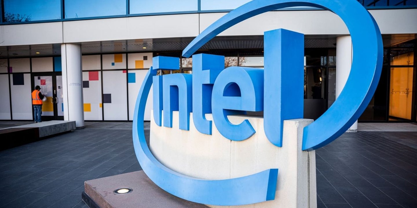 ABD’de, Intel'e 8,5 Milyar Kaynak Ayırdı 1 Intel şirketi, CHIPS Yasası kapsamında ABD hükümetinden 8,5 milyar dolarlık fon alacağı duyuruldu. Peki çip üretim tesislerini nasıl genişletmeyi planlıyor?
