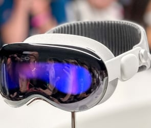 Apple Vision Pro şu an için sadece ABD’de satılmakta. Ancak Apple yıl bitmeden karma gerçeklik başlığını da başka ülkelerde de piyasaya sürmeyi planlıyor.