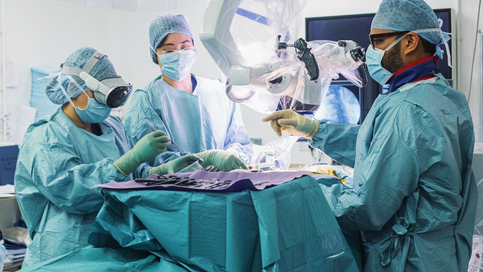 Doktorlar Ameliyatta Apple Vision Pro'yu Kullanmaya Başladı