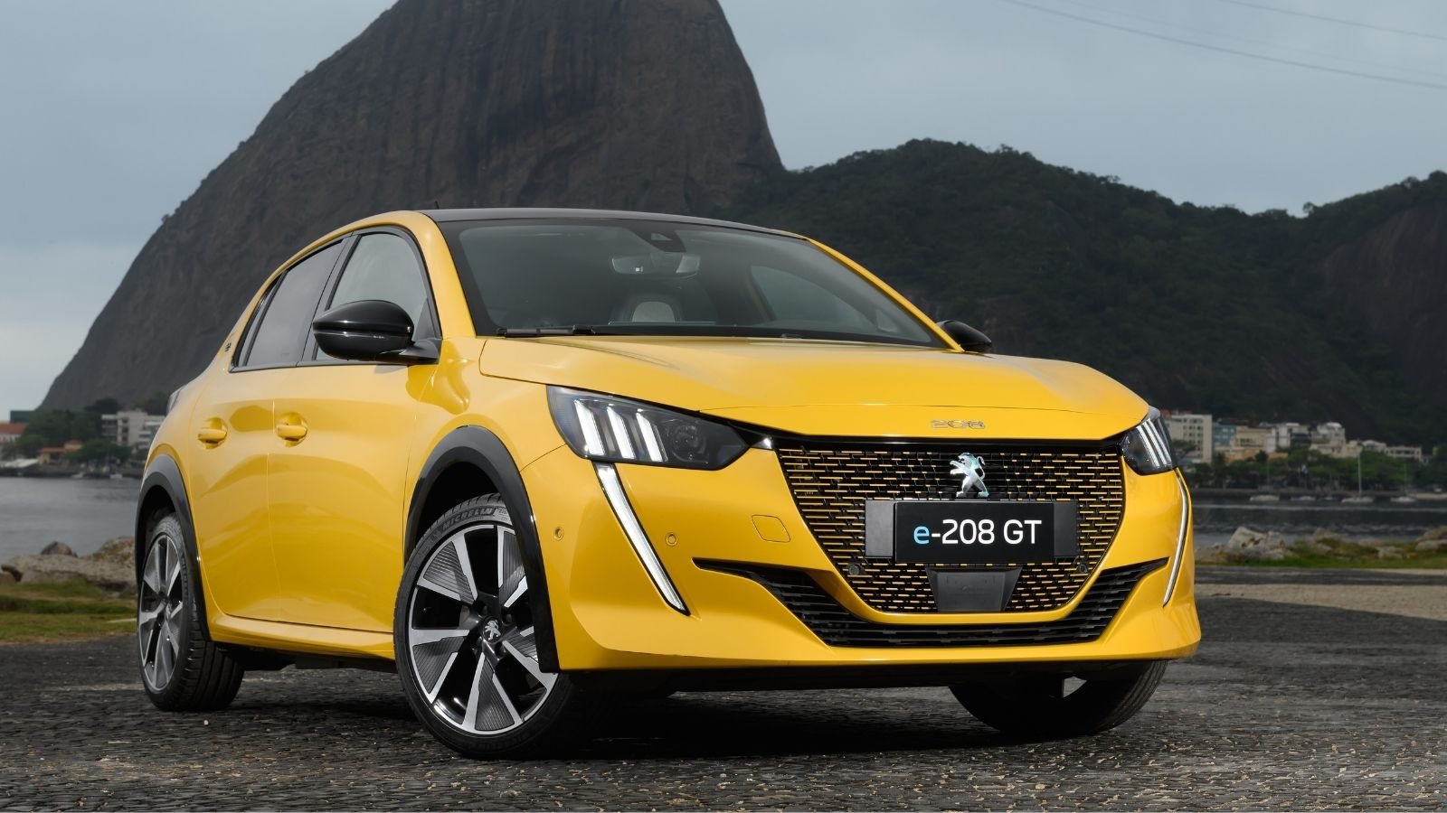 Yeni Peugeot 208 ve E-208 GT Artık Türkiye’de Satışta 2 Özellikle gençlere özel tasarımıyla ufak şehir aracı yeni Peugeot 208 ve E-208 GT Türkiye’de satışa açıldı.