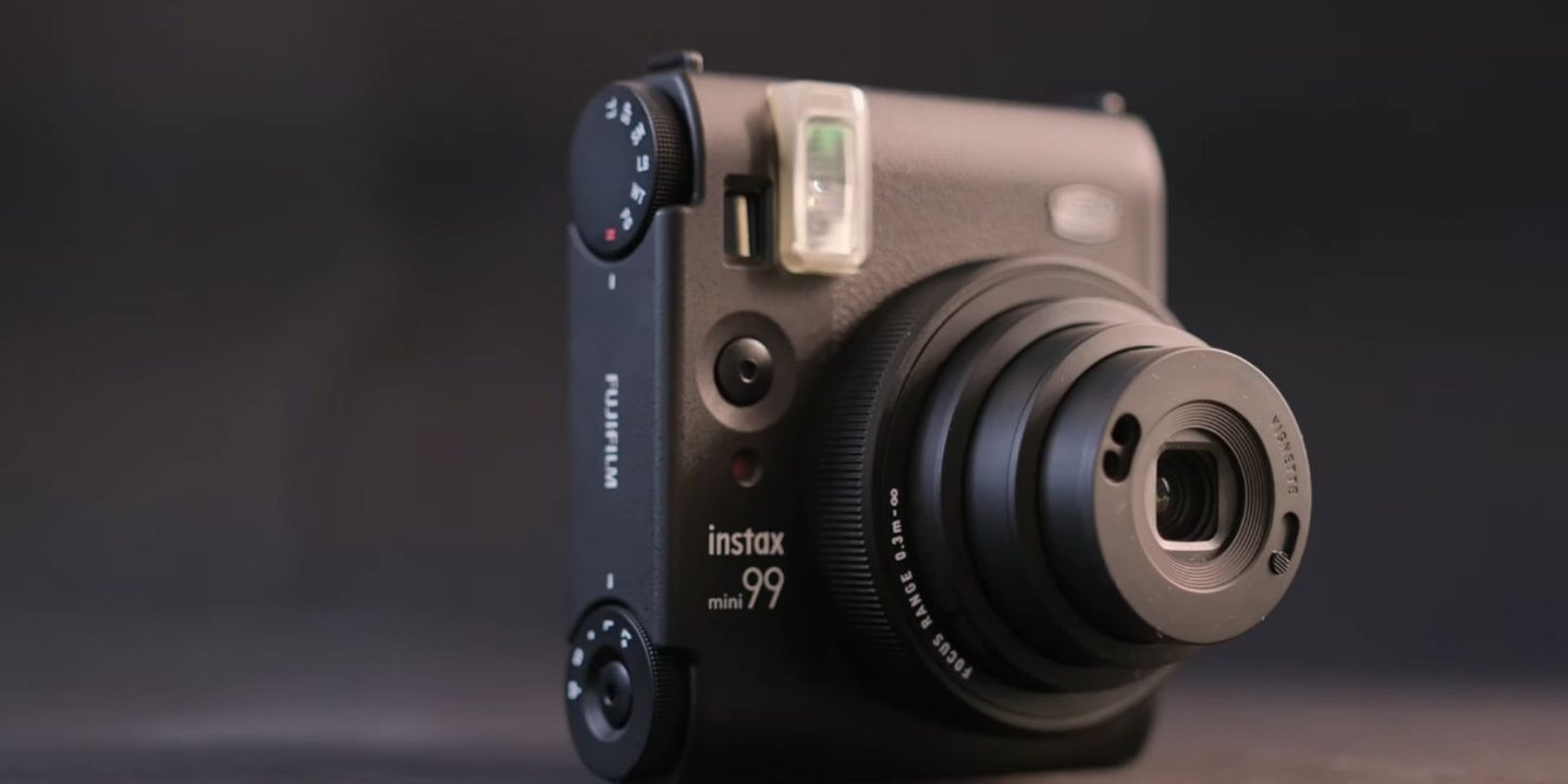 Yeni ‘Şipşak’ Model Fujifilm Instax Mini 99 Tanıtımı Yapıldı 1 Çizgi olarak Retro izlenimi oluşturan, yeni şipşak fotoğraf makinesi; Fujifilm Instax Mini 99, bugün resmi olarak görücüye çıkarıldı.