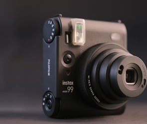 Çizgi olarak Retro izlenimi oluşturan, yeni şipşak fotoğraf makinesi; Fujifilm Instax Mini 99, bugün resmi olarak görücüye çıkarıldı.