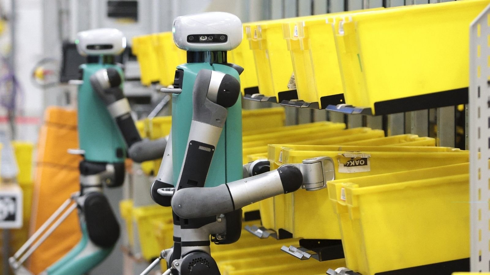 Amazon depolarında gelecekte insansı robotlar da görev alması hedefleniyor. Bu konuyla ilgili denemelere hızlı bir şekilde devam ediyor. 
