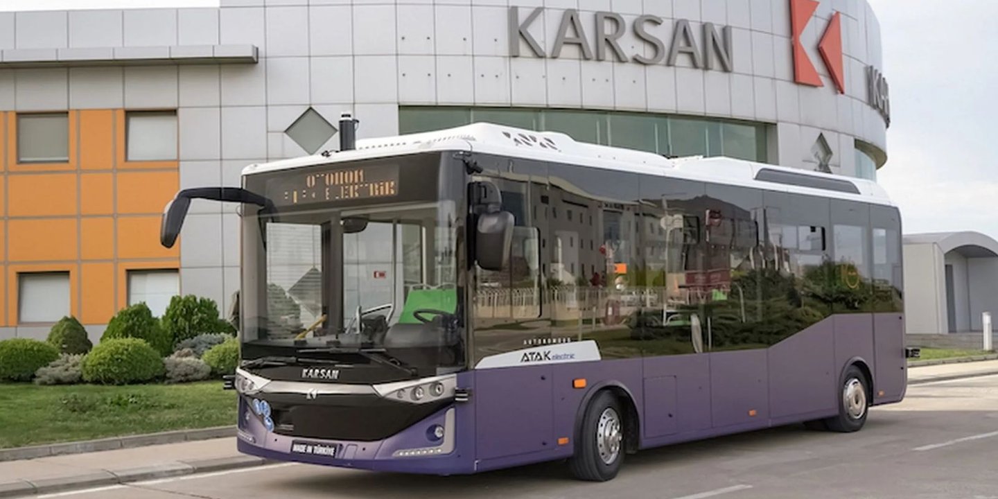 Finlandiya’nın İlk Sürücüsüz Otobüsü: Karsan Otonom e-ATAK 1 Karsan Otonom e-ATAK markası, yapılan resmi açıklamaya göre Finlandiya’nın da ilk sürücüsüz elektrikli otobüsü olmayı başardı.