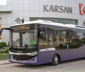 Karsan Otonom e-ATAK markası, yapılan resmi açıklamaya göre Finlandiya’nın da ilk sürücüsüz elektrikli otobüsü olmayı başardı.