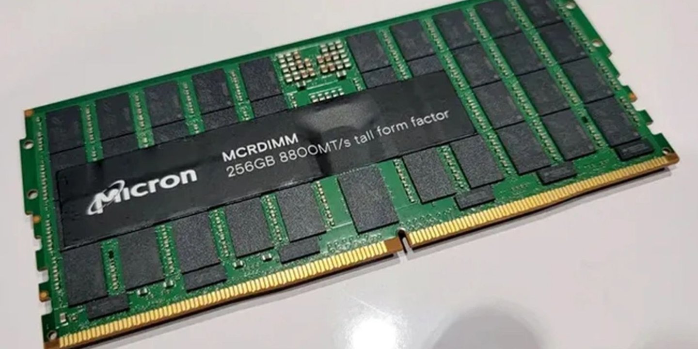 Micron şirketinin yeni RAM modülünü 256 GB olarak tek bir gövdede bir araya getirdiği görülüyor.