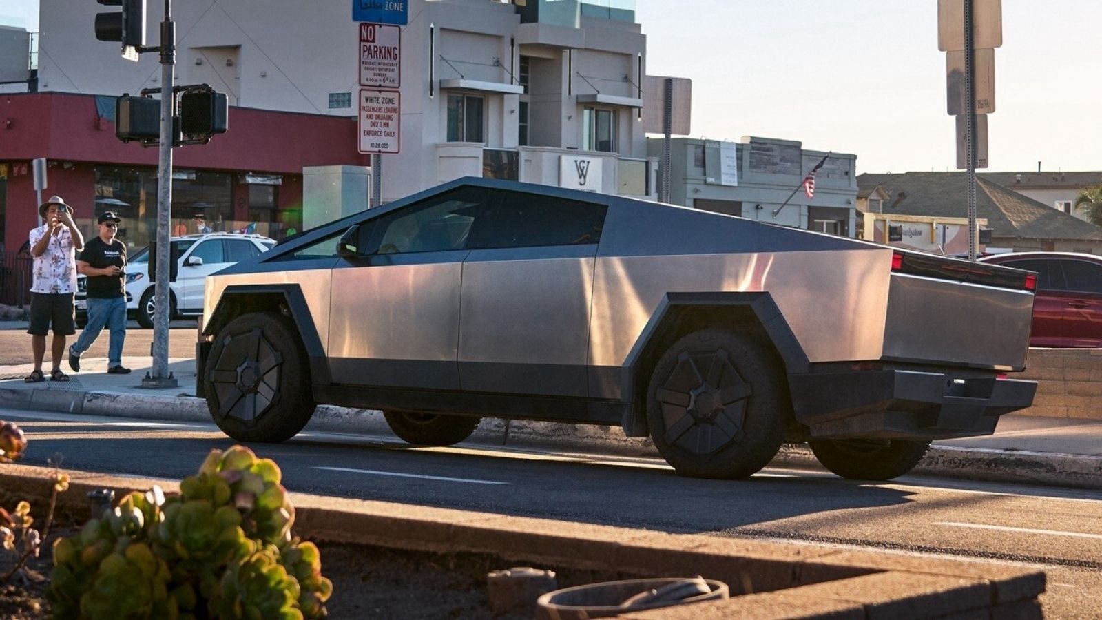 Tesla şirketi tarafından dünyanın en sağlam arabası olarak tanıtılan Tesla Cybertruck, İstanbul Havalimanı çevresinde gözüktü.