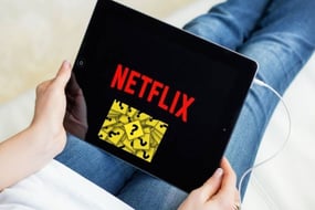 Netflix şirketi reklamlı abonelik paketiyle önemli bir başarı yakalamış gibi gözüküyor. Netflix tarafından gerçekleştirilen sunuma göre, reklamlı abonelik paketinin dünya genelindeki aylık kullanıcı sayısının 40 milyona ulaştığı kaydedildi.