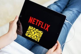Netflix’in Reklamlı Abonelik Paketi 40 Milyon Kişiye Ulaştı 74 Netflix şirketi reklamlı abonelik paketiyle önemli bir başarı yakalamış gibi gözüküyor. Netflix tarafından gerçekleştirilen sunuma göre, reklamlı abonelik paketinin dünya genelindeki aylık kullanıcı sayısının 40 milyona ulaştığı kaydedildi.