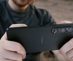 Sony,  Xperia 10 VI adını taşıyan yeni akıllı cihazını da Xperia 1 VI modeliyle birlikte tanıtımını yaptı. Firma, Xperia 1 VI’da 21:9 görüntü oranlı ekrandan vazgeçse dahi, Xperia 10 VI’da yine bu görüntü oranını tercih ettiği gözden kaçmadı.