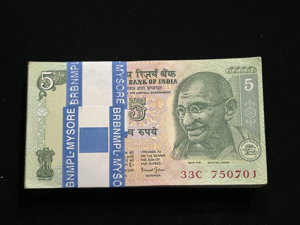 India, Rupees 5 Complete Serial Bundle of 100 Notes,  Holy Fancy Serial Number Ending 786 & 777 & Fancy Doubling Serial Number 750-750, Gandhi Series, Sign. Bimal Jalan, Inset Plain, UNC