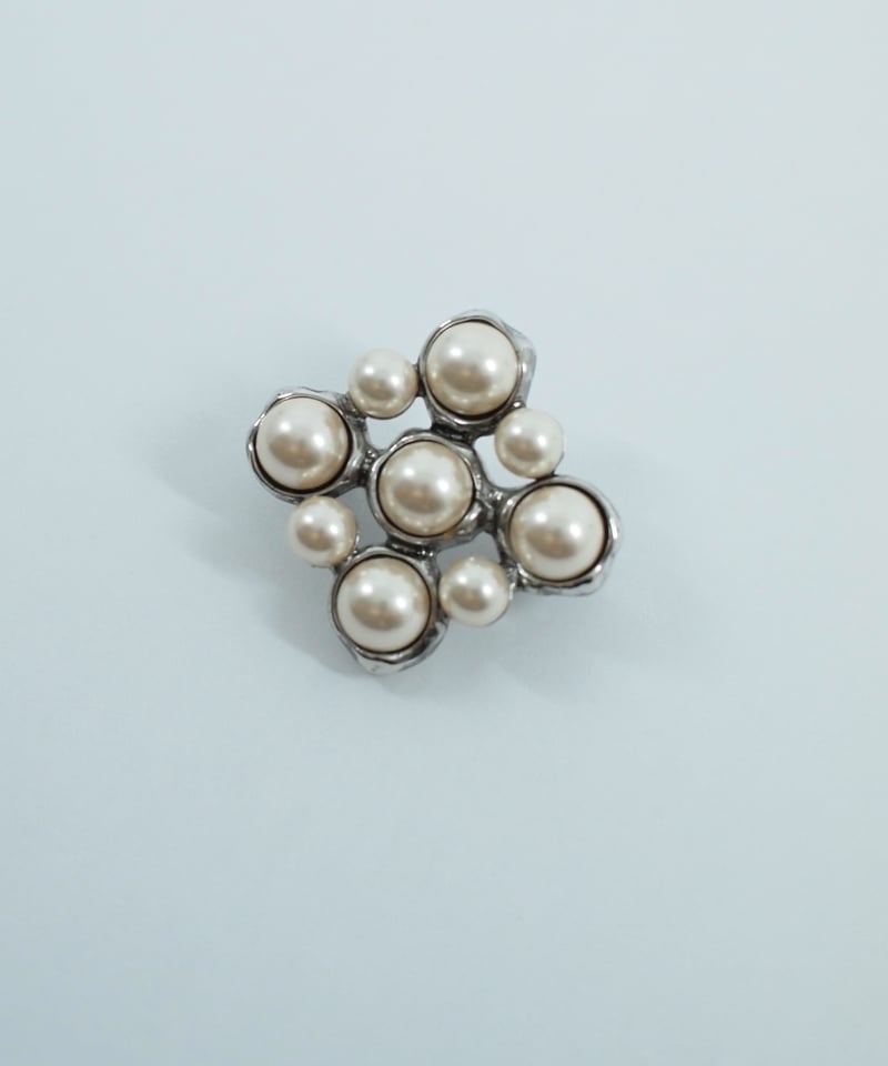 BEAUTE square pearl brooch | ADER.bijoux