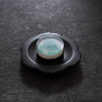 夜の海、水面にほどける月の影