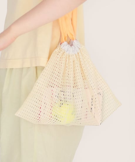 メッシュの巾着バッグ クリーム