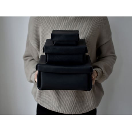 lille og stor / kasse (L) / black