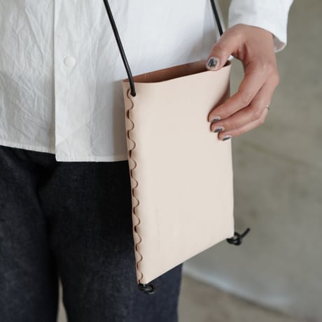 lille og stor / lomme (S) / black × natural