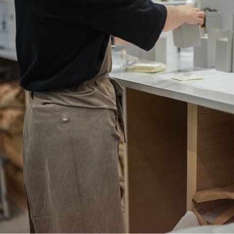 MARU TO / Packable Apron / logwood / cont別注