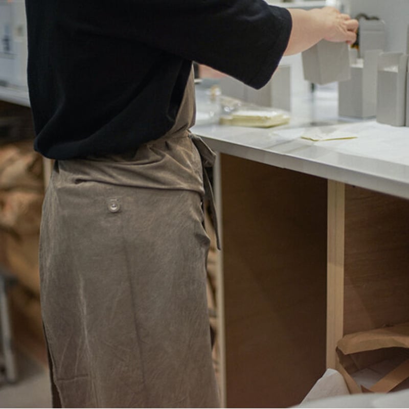 MARU TO / Packable Apron / logwood / cont別注 | c