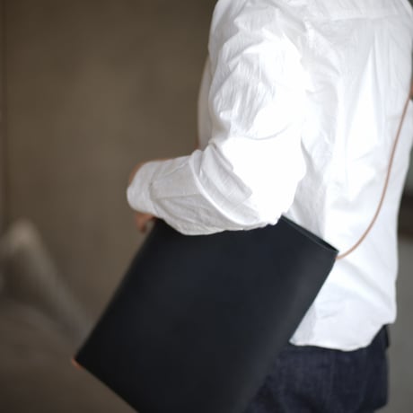 lille og stor / lomme (L) / natural × black