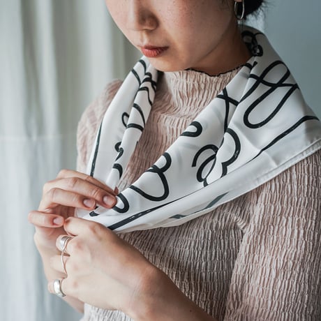 pink pepper / scarf / Urn