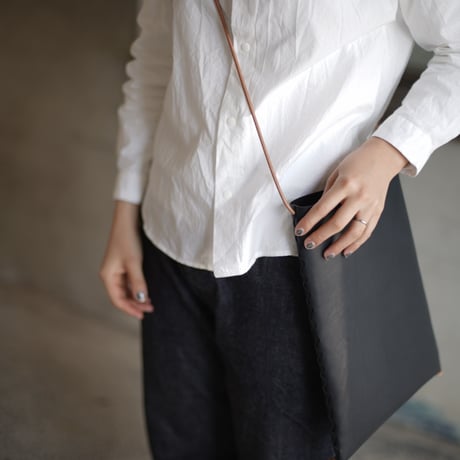lille og stor / lomme (L) / natural × black