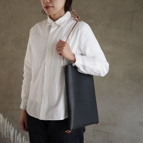 lille og stor / lomme (L) / natural × black