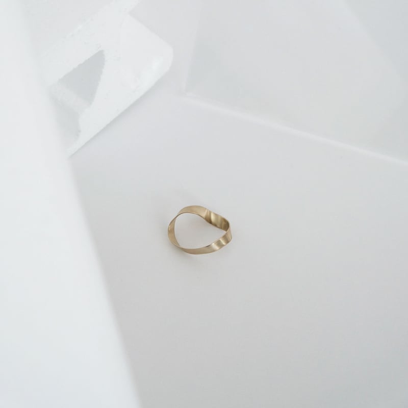 SO/OBJECTS / Mebius ribbon ring (blass) | cont
