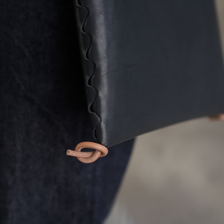 lille og stor / lomme (L) / natural × black