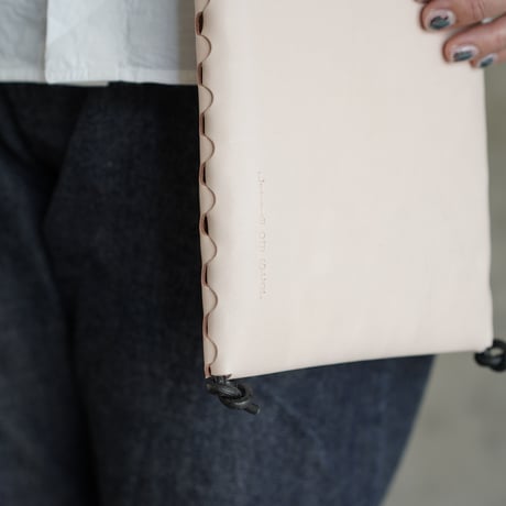 lille og stor / lomme (S) / black × natural