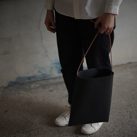 lille og stor / lomme (L) / natural × black