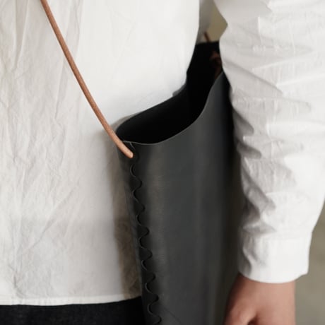 lille og stor / lomme (L) / natural × black