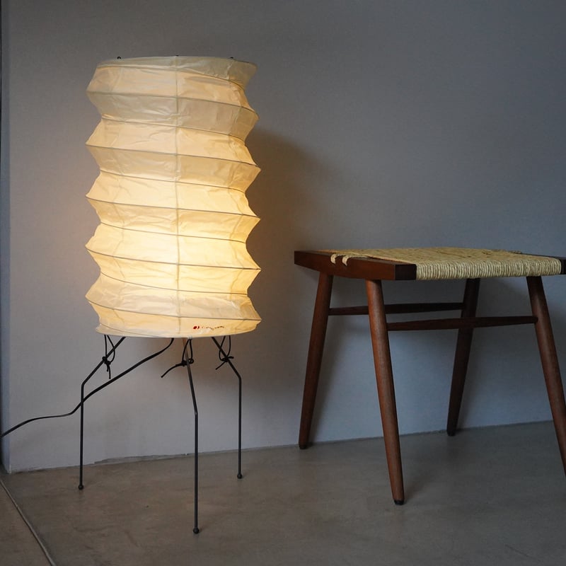 イノサンの泉ニンフレリーフ イノサンの泉ニンフレリーフ Isamu Noguchi / AKARI / UF2-31N | cont