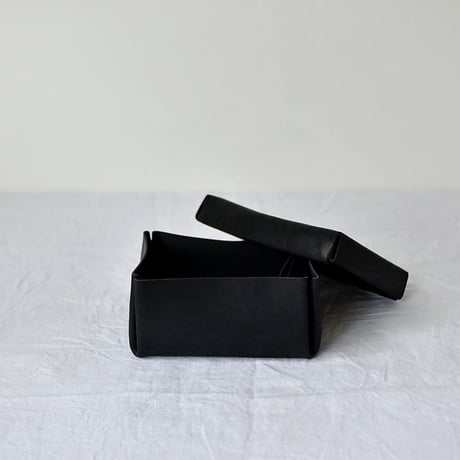 lille og stor / kasse (M) / black