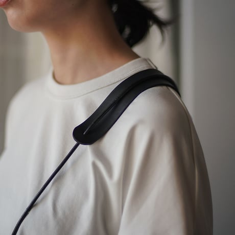 lille og stor / lomme (L) / natural × black