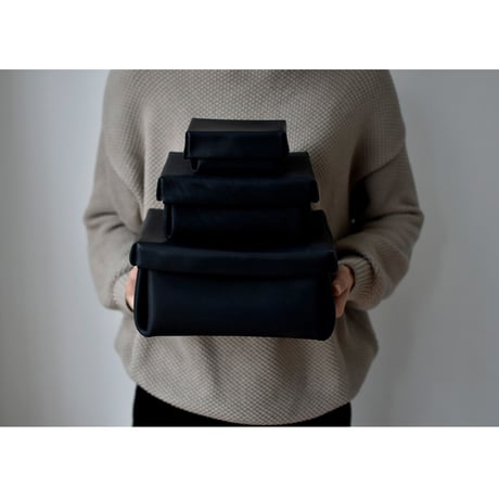 lille og stor / kasse (M) / black