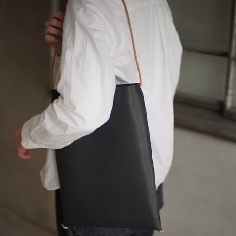 lille og stor / lomme (L) / natural × black