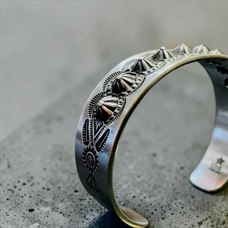 indian jewelry " Edison Sandy Smith(navajo)" emboss stampwork bangle