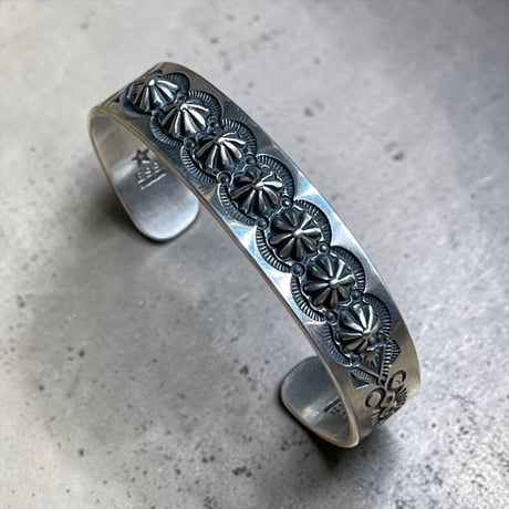 indian jewelry "Edison Sandy Smith"(navajo)emboss & stampwork bangle