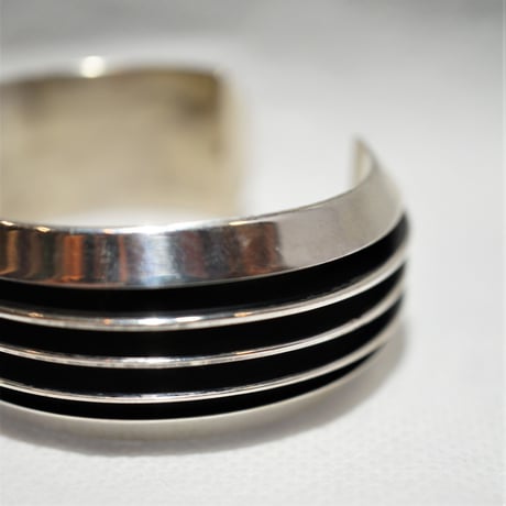 indian jewelry "Tom Hawk (navajo)"3line straight bangle