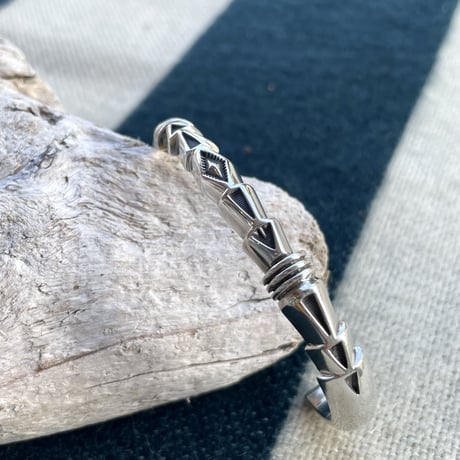 indian jewelry "Jennifer Curtis(navajo)” Heavy Gauge Stamped Harfroud Bangle(A)