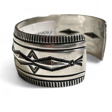 indian jewelry"Aaron toadlena (navajo)"repouse & stamped wide bangle