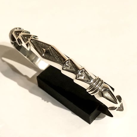 indian jewelry "Jeniffer Curtis(navajo)” Heavy Gauge Stamped Harfroud Bangle