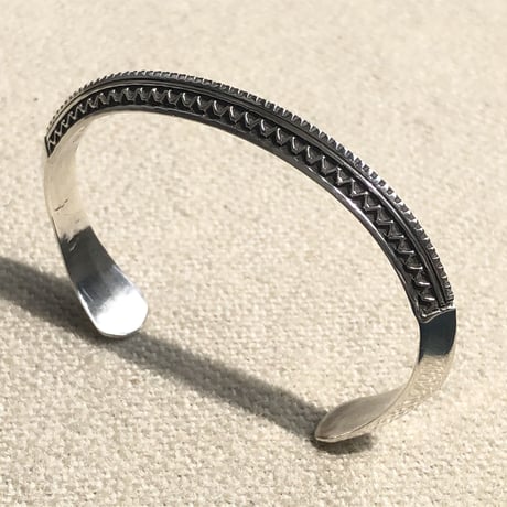 indian jewelry "Lyle Secatero (navajo)"micro stamp triangle bangle